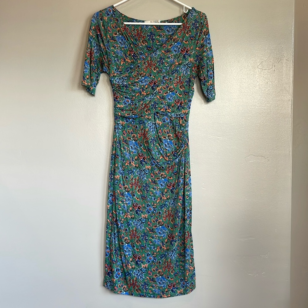 Boden ”Kelly” jersey, fitted wrap dress in floral green print. Size 6